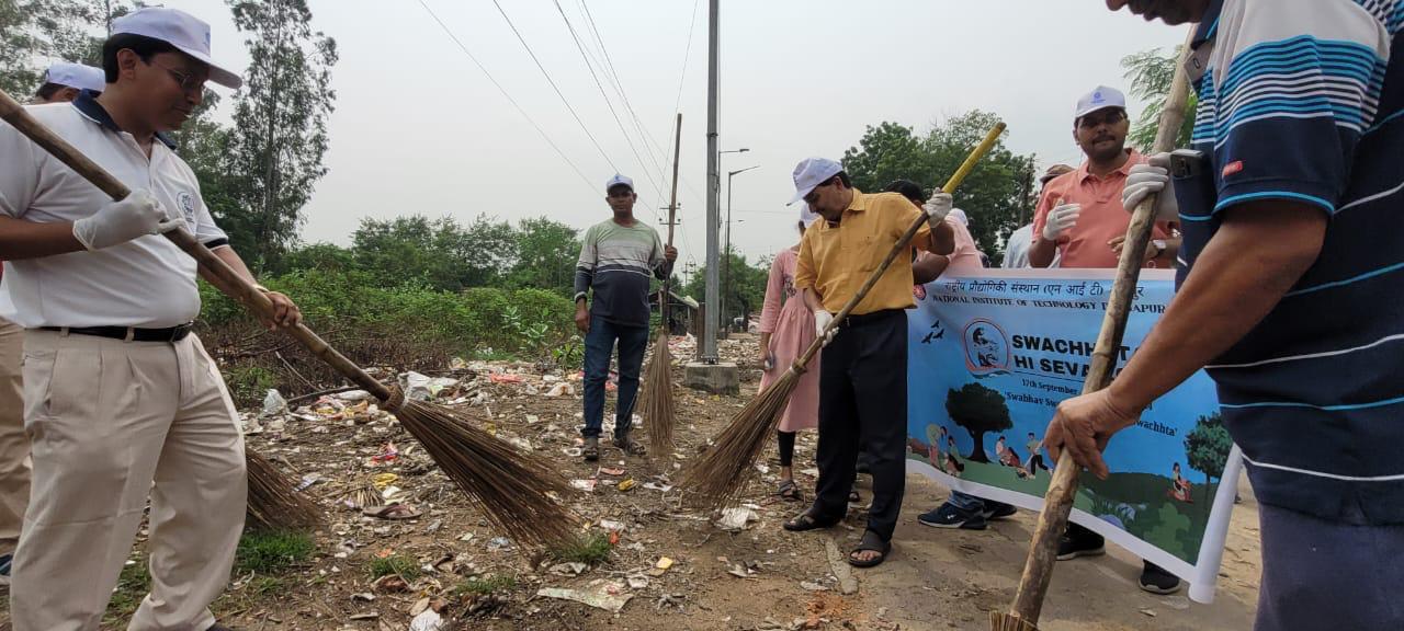 Swacchta hi Sewa 2024: Slum Cleaning Drive led by Prof Choubey, Honourable Director of the Institute